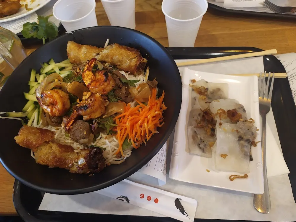 Bobun Royal Et Petite Crêpe Vietnamienne